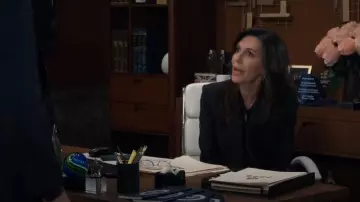 Veste Theory Slim à double boutonnage portée par Anna Devane (Finola Hughes) vue à l’hôpital général le 31 janvier 2025