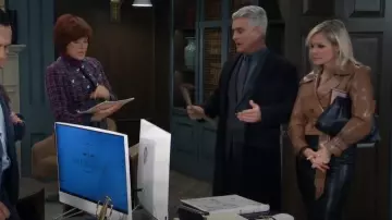 Veste Alice + Olivia Keith portée par Ava Jerome (Maura West) vue à l’hôpital général le 31 janvier 2025