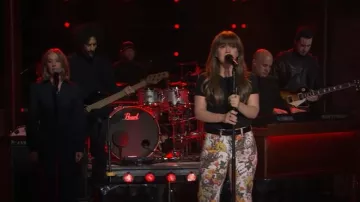 Pantalones Wrangler Floral Print Mid Rise Flare usados por Kelly Clarkson como se vio en The Kelly Clarkson Show el 4 de febrero de 2025