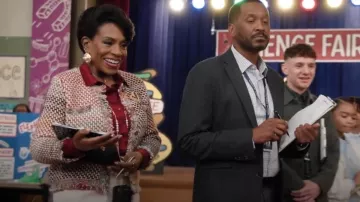 Veronica Beard Sariayah Veste portée par Barbara Howard (Sheryl Lee Ralph) telle qu’elle est vue à l’école primaire Abbott (S04E13)
