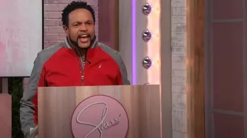 Veste en maille à manches longues Nautica portée par Jawn Murray comme on le voit à Sherri le 5 février 2025