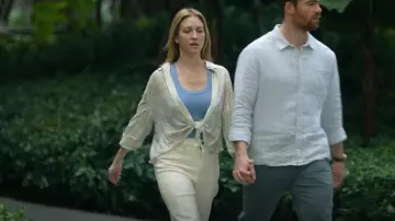 Free People Virgo Baby Button-down en Spring Blue Combo usado por Alice (Brittany Snow) como se ve en The Night Agent (T02E01)