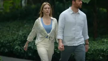 Marco: Le Baggy Palazzo usado por Alice (Brittany Snow) como se ve en The Night Agent (T02E01)