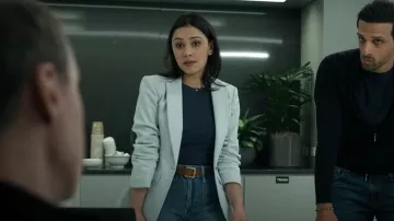 Madre The Patch Pocket Private Flood Jeans usados por Rose Larkin (Luciane Buchanan) como se ve en The Night Agent (T02E01)