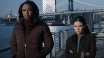 Dkny Veste à capuche matelassée en fausse fourrure portée par Catherine Weaver (Amanda Warren) comme on le voit dans The Night Agent (S02E03)