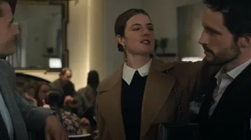 Robe longue en velours et satin Rasario portée par Sloane Killory (Elise Kibler) comme on le voit dans The Night Agent (S02E03)