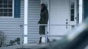 Manteau en laine avec ceinture Max Mara porté par Catherine Weaver (Amanda Warren) comme on le voit dans The Night Agent (S02E04)