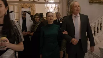 Vestido de seda Carmelina de la Reforma usado por Rose Larkin (Luciane Buchanan) como se ve en The Night Agent (T02E04)