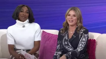 Camiseta de suéter de cuello alto de Abercrombie & Fitch usada por Ego Nwodim como se ve en Today with Hoda & Jenna el 5 de febrero de 2025