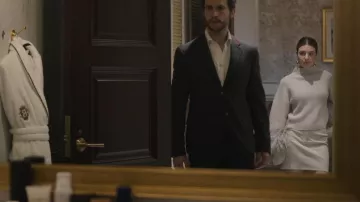 Lapointe Laine Mérinos Cropped Raglan Slit Slit Sleeve avec plumes d’autruche portée par Sloane Killory (Elise Kibler) comme on le voit dans The Night Agent (S02E04)