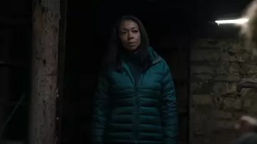 L.L. Bean Womens Down Hooded Jacket porté par Catherine Weaver (Amanda Warren) comme on le voit dans The Night Agent (S02E04)