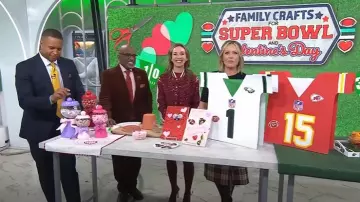 Alice + Olivia Keri Veste Varsity en grenat portée par Shannon Doherty comme on le voit dans Today le 6 février 2025