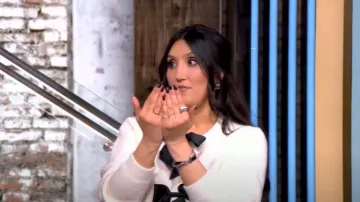 Cárdigan de punto acanalado con lazo en la parte delantera de H&M usado por Sheila Farhang como se vio en The View el 6 de febrero de 2025