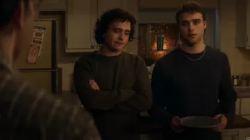 Suéter A.P.C. Romain usado por Jordan Kent (Alexander Garfin) como se ve en Superman & Lois (T04E07)