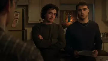 Suéter A.P.C. Romain usado por Jordan Kent (Alexander Garfin) como se ve en Superman & Lois (T04E07)