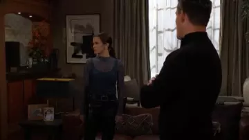 Cinq a Sept Pantalones de piel sintética con tachuelas usados por Chelsea Lawson (Melissa Claire Egan) como se ve en The Young and the Restless el 31 de enero de 2025