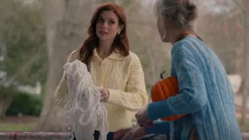 Cardigan Tularosa Kaleo porté par Maddie Townsend (JoAnna Garcia) tel qu’on le voit dans Sweet Magnolias (S04E02)