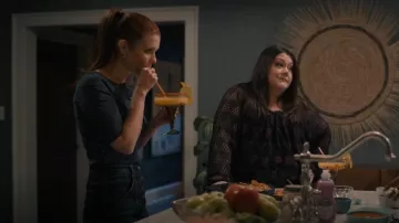 T-shirt Doen Lucia porté par Maddie Townsend (JoAnna Garcia) comme on le voit dans Sweet Magnolias (S04E04)