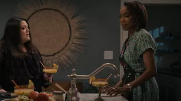 Vestido midi de patchwork verde Carole de Rixo usado por Helen Decatur (Heather Headley) como se ve en Sweet Magnolias (S04E04)