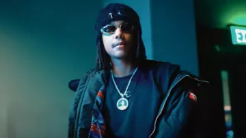Camiseta Thug Club Negra 'TC Basic' usada por Skilla Baby en Skilla Baby - Freaky Pitt (Video Musical Oficial)