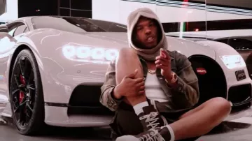 Capucha de punto acanalado marrón empolvado de Rick Owens usada por Lil Baby en Lil Baby - So Sorry