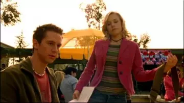 Chaqueta blazer de pana rosa de Gap usada por Veronica Mars (Kristen Bell) en Veronica Mars (S01E15)
