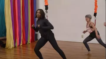 Alo Yoga Airlift Winter Warm 1/4 Zip Manga larga usado por Ego Nwodim como se ve en Today el 7 de febrero de 2025