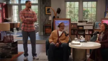 Nike Air Force 1 '07 Sneakers En Blanc Bleu Moyen porté par Damon (Damon Wayans Jr.) comme on le voit dans La Maison de Papy (S01E11)
