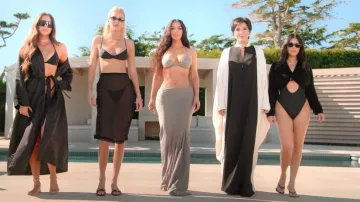 Tom Ford Robe longue à manches chauve-souris en georgette de soie portée par Kris Jenner comme on le voit dans The Kardashians (S06E01)