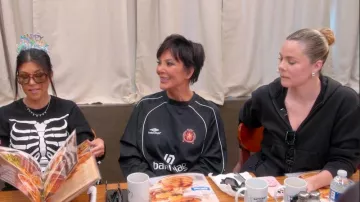 T-shirt de football Balenciaga Paris porté par Kris Jenner vu dans The Kardashians (S06E01)