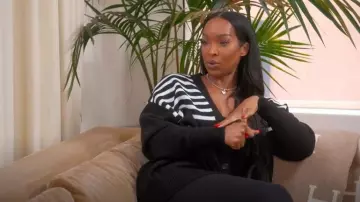 Cardigan rayé Givenchy 4G porté par Malika Haqq comme on le voit dans The Kardashians (S06E01)