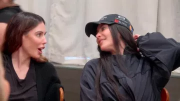 Gorra de algodón Balenciaga Racer Drill usada por Kim Kardashian como se ve en The Kardashians (T06E01)