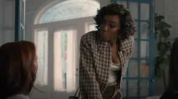 Chaqueta de tweed metálica recortada de L'Agence Bridges usada por Helen Decatur (Heather Headley) como se ve en Sweet Magnolias (T04E07)