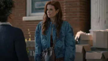 Mini bolso Sezane Farrow usado por Maddie Townsend (JoAnna Garcia) como se ve en Sweet Magnolias (T04E08)