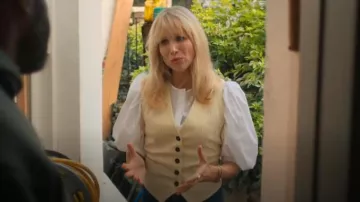 Me+Em Tailleur pantalon court slim trois pièces à fines rayures porté par Amanda (Lucy Punch) comme on le voit à Amandaland (S01E02)