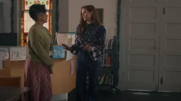 Cinq a Sept Long Benji Pants usados por Maddie Townsend (JoAnna Garcia) como se ve en Sweet Magnolias (T04E09)