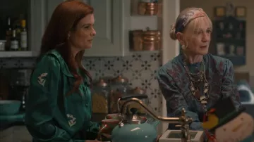 Camisa de seda Dôen usada por Maddie Townsend (JoAnna Garcia) como se ve en Sweet Magnolias (T04E09)