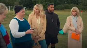 Reiss Larsson Double Breasted Twill Blazer In Light Camel worn by Amanda (Lucy Punch) as seen in Amandaland (S01E03)