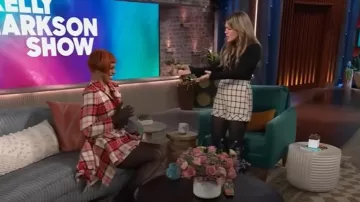 Jean Paul Gaultier Traje de falda manta de lana tartán usado por Laverne Cox como se ve en The Kelly Clarkson Show el 7 de febrero de 2025