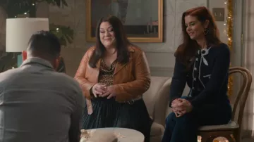 Cárdigan con lazo de punto cepillado adornado con autorretrato usado por Maddie Townsend (JoAnna García) como se ve en Sweet Magnolias (T04E10)