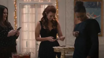 Rebecca Vallance Lilah Diamante Vestido midi usado por Maddie Townsend (JoAnna Garcia) como se ve en Sweet Magnolias (T04E10)