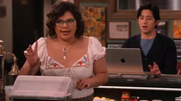 Top bordado de Rixo Didi usado por Isabella (Belissa Escobedo) como se ve en Happy's Place (T01E12)