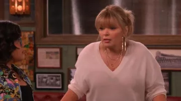 Pull en cachemire à col en V Club Monaco porté par Gabby (Melissa Peterman) comme on le voit dans Happy’s Place (S01E12)