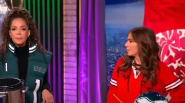 Erin Andrews por NHL Detroit Red Wings Wear usado por Alyssa Farah visto en The View el 7 de febrero de 2025