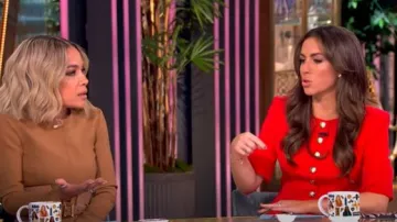 Chaqueta de crepé Generation Love Adriana usada por Alyssa Farah como se ve en The View el 11 de febrero de 2025