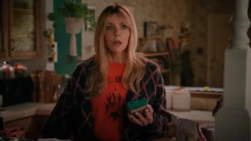 Camiseta de Madre Jugando con Fuego usada por Morgan Gillory (Kaitlin Olson) como se ve en Alto Potencial (T01E13)