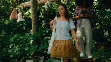 Blusa con hombros descubiertos de H&M usada por Milla Blake (Alycia Debnam Carey) como se ve en Vinagre de sidra de manzana (S01E03)