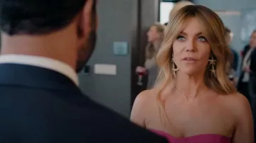 Pendientes de estrella de mar pavé de Oscar De La Renta usados por Morgan Gillory (Kaitlin Olson) como se ve en High Potential (T01E13)