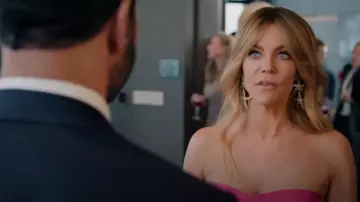 Boucles d’oreilles Oscar De La Renta Pave Sea Star portées par Morgan Gillory (Kaitlin Olson) comme on le voit dans High Potential (S01E13)