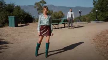 Jeffrey Campbell Knee High Croc Embossed Boots portées par Morgan Gillory (Kaitlin Olson) comme on le voit dans High Potential (S01E13)
